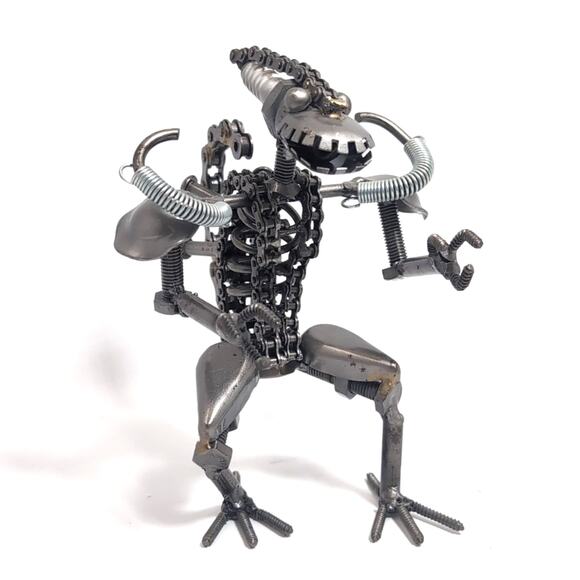 Alien 7" Tall Xenomorph Move Metal Sculpture model Scrap Steampunk Sculpture Art - Picture 1 of 6